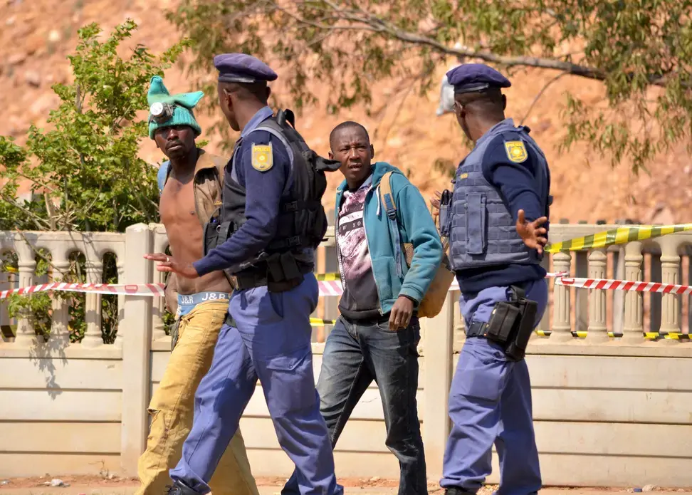 Alleged zama zamas are arrested by police in Johannesburg. Image by Mark Olalde. South Africa, 2017.<br />
