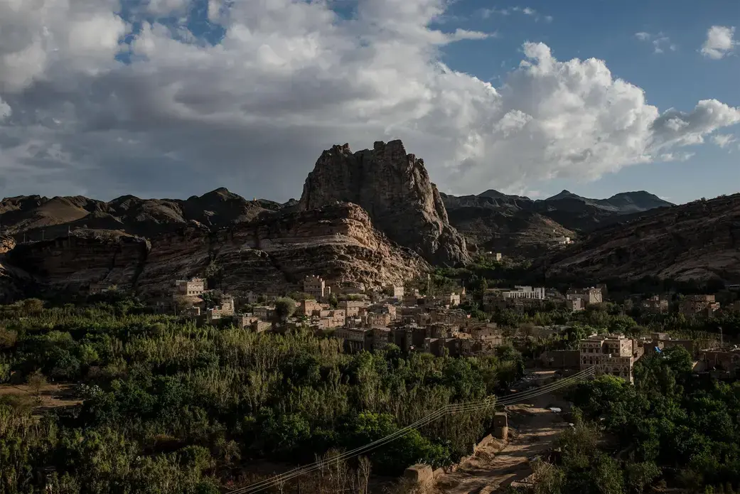Clouds roll over the mountains near the Dar al Hajar palace in Wadi Dhahr, Yemen. Image by Alex Potter. Yemen, 2018.