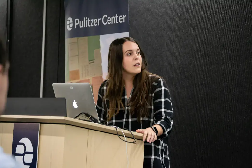 Madison Stewart from the University of Iowa College of Public Health discusses the use of pesticides in banana production in Costa Rica. Image by Nora Moraga-Lewy. United States, 2019.