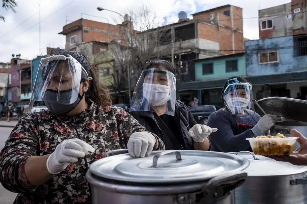 Serving food at the public soup kitchen on Perito Moreno Avenue. Image by Anita Pouchard Serra. Argentina, 2020.