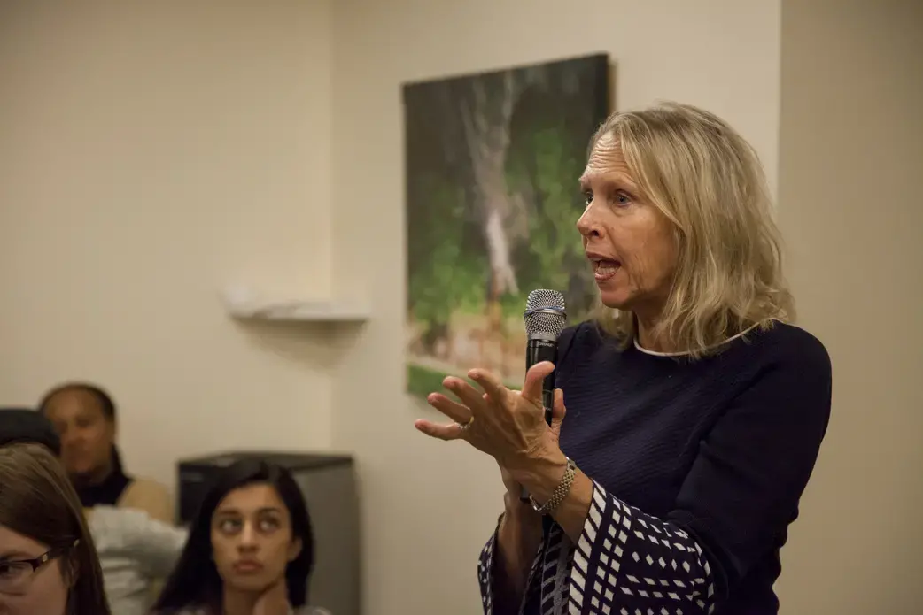 Pulitzer Center contributing editor Kem Sawyer poses a question to the climate change and the environment panel. Image by Jin Ding. United States, 2018.