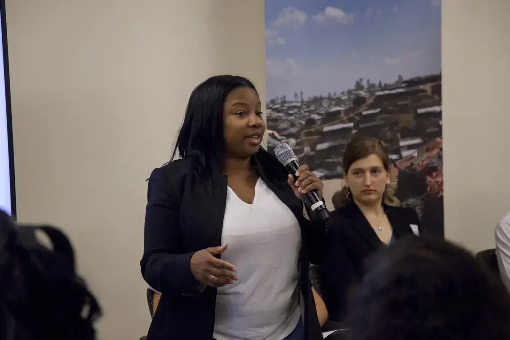 Kadia Goba (Hunter College) presents her global reporting project at Washington Weekend. Image by Jin Ding. United States, 2018.