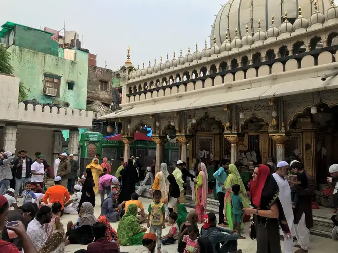 A typical evening at the dargah of Nizamuddin Auliya in Delhi. Image by Nikhil Mandalaparthy. India, 2019.