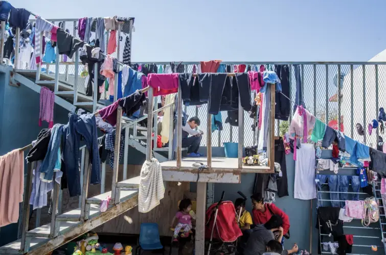 In Tijuana, the poorest asylum seekers spend their time in shelters where they wash clothes and eat communal meals. Image by Omar Ornelas. Mexico, 2019. 