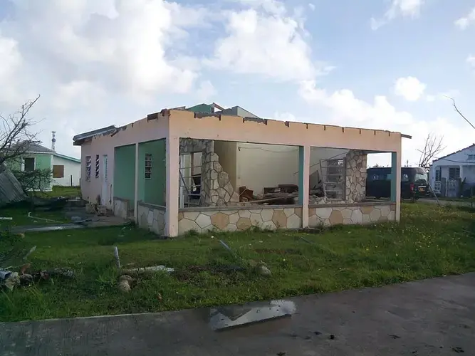 A badly damaged building. Image courtesy Bennylin/CC BY-SA 4.0. Barbuda, 2017.