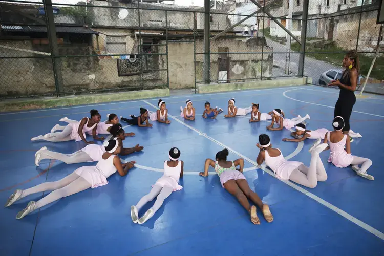 Tuany Nascimento and students of her Na Ponta dos Pés ('On Tiptoe') project, in Rio. Image by Frederick Bernas. Brazil, 2018.