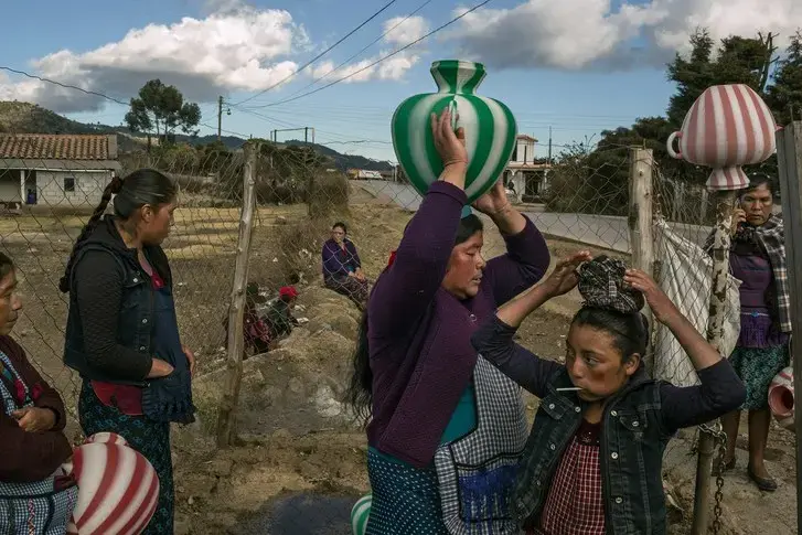 Women collect water in the town of Agua Alegre, in the arid, alpine reaches of the department of Huehuetenango. Image by Mauricio Lima. Guatemala, 2019.