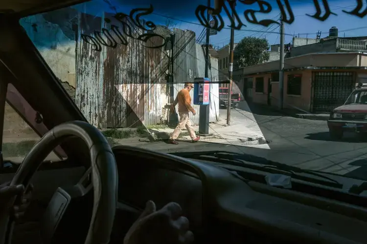 Julio López, Elias’s grandfather, drives outside the city of Quetzaltenango. Image by Mauricio Lima. Guatemala, 2019.<br />
