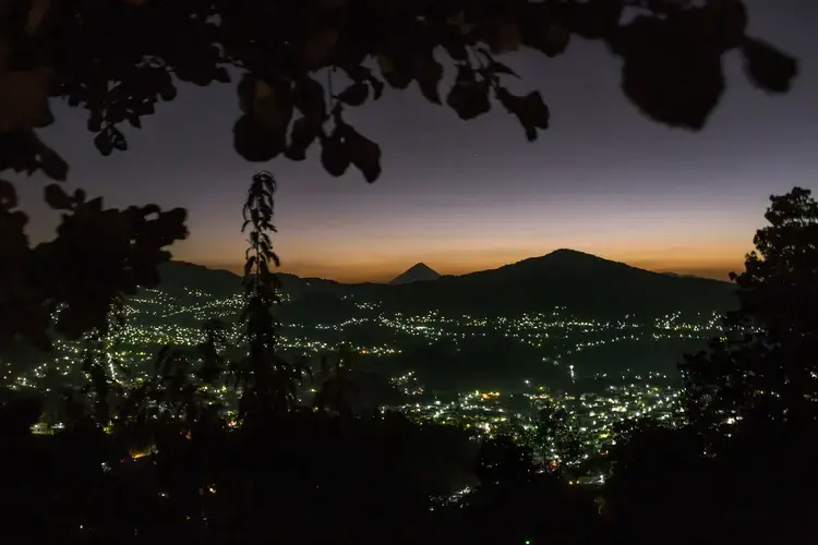 The view of the city of Huehuetenango at dusk, with the Santa María volcano in the background. Image by Mauricio Lima. Guatemala, 2019.
