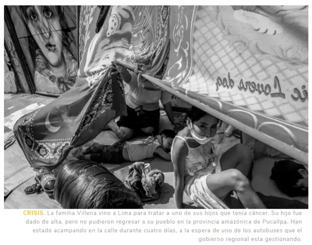 CRISIS. La familia Villena vino a Lima para tratar a uno de sus hijos que tenía cáncer. Su hijo fue dado de alta, pero no pudieron regresar a su pueblo en la provincia amazónica de Pucallpa. Han estado acampando en la calle durante cuatro días, a la espera de uno de los autobuses que el gobierno regional esta gestionando.