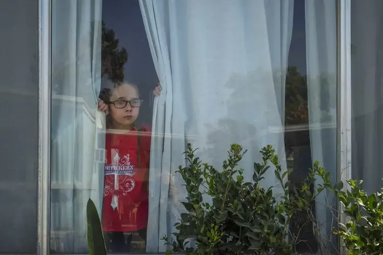 Ammonium nitrate, according to the California Air Resources Board, accounts for more than half of the region’s PM2.5 on the area’s most polluted days. That keeps kids like Kira indoors. Image by Larry C. Price. California, 2018.