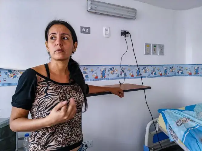 Emily Aguiar, mother of Eliécer Aguiar, spends her days caring for her son at a hospitalization room in the Nephrology Service of the Hospital J.M de los Ríos, Venezuela’s biggest and most important pediatric hospital. Image by Flaviana Sandoval. Venezuela, 2018. 