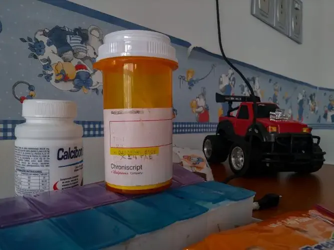 Eliécer’s medication and toy car rest on a table at his hospitalization room in the pediatric hospital J.M de los Ríos in Caracas. Image by Flaviana Sandoval. Venezuela, 2018.