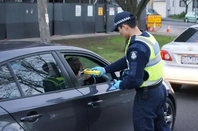 Australian law allows for highly visible random breath testing. Such testing could be encountered anywhere and at any time. It effectively deters drink driving and saves lives. Image courtesy of WHO/Passmore.