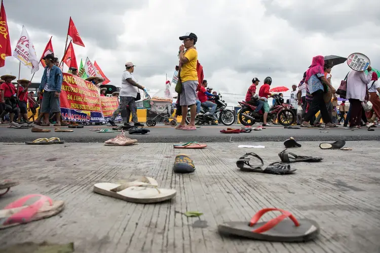 Shoes on the ground at the rally protesting Duterte’s drug war represent the number of slain drug suspects, July 24, 2017. Image by Pat Nabong. Philippines, 2017.