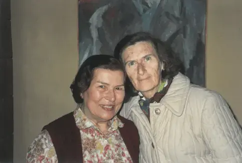 Shula Lavyel with Janka Filozofowa, whose Polish family in Tarnów, Shula’s Polish hometown, saved a Jewish girl during the Holocaust. Poland, 1987. Image courtesy of Shula Lavyel.