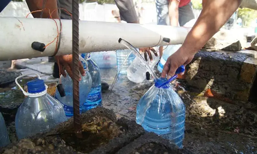 Cape Town residents fill their water jugs at the Highlands Spring. Image by Jacqueline Flynn. South Africa, 2018.