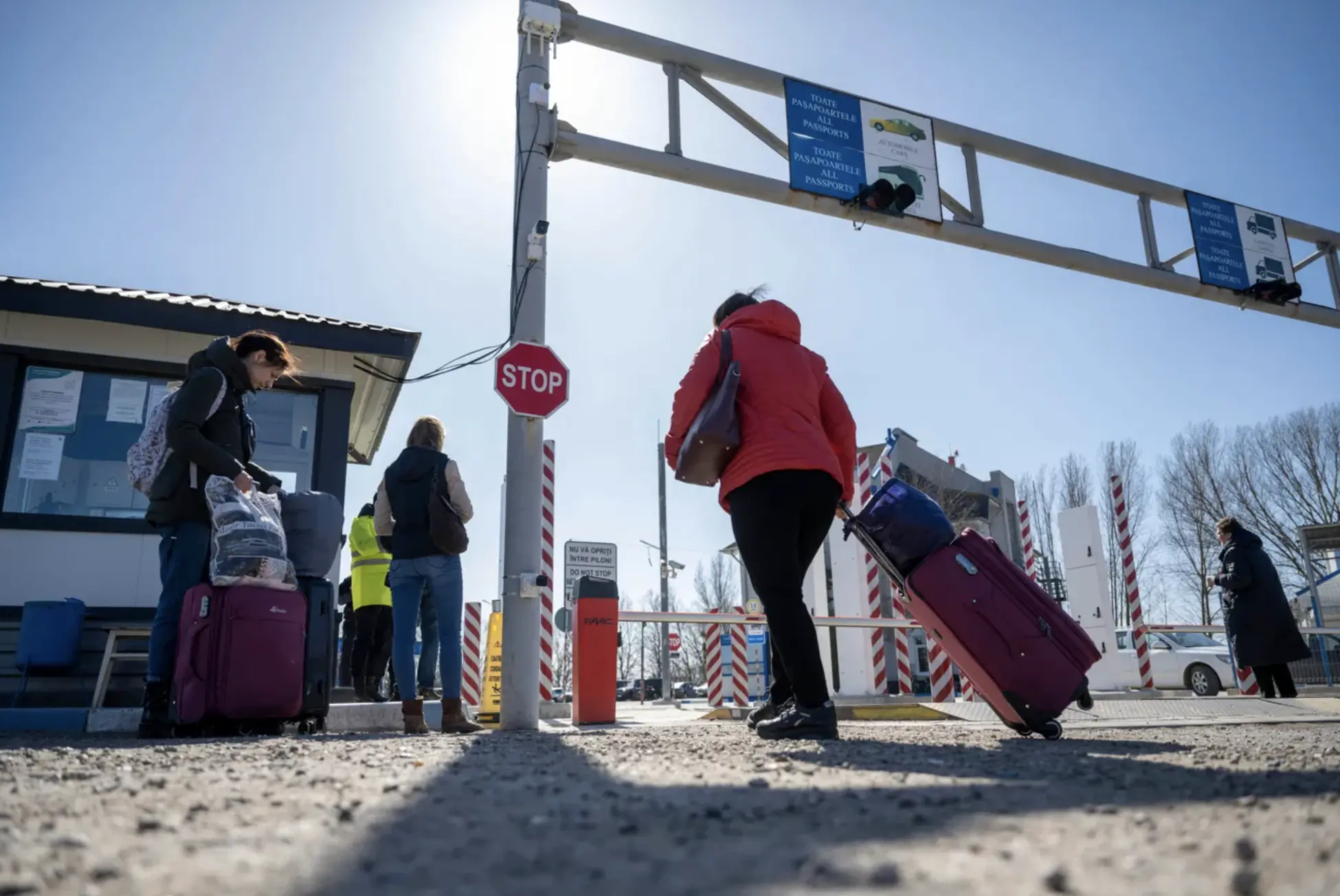 a family returns to Ukraine with luggage at the border crossing