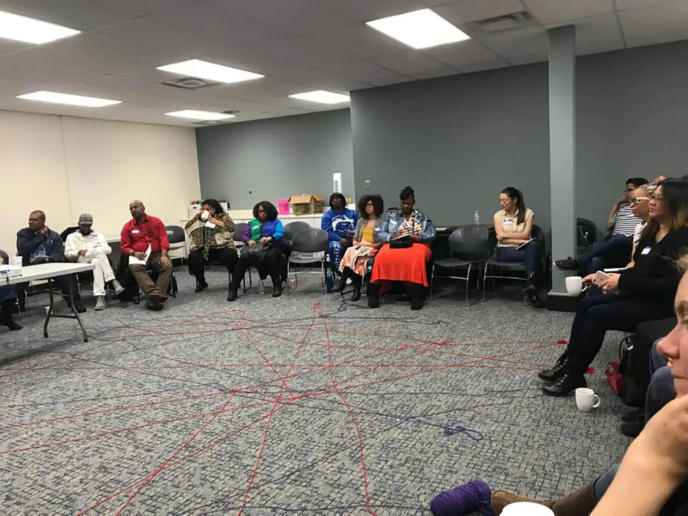 Los habitantes de Chicago y los colombianos participaron en el ejercicio de la “telaraña” durante una capacitación sobre trabajo de la memoria organizada por el Centro de Justicia contra la Tortura de Chicago en 2019.