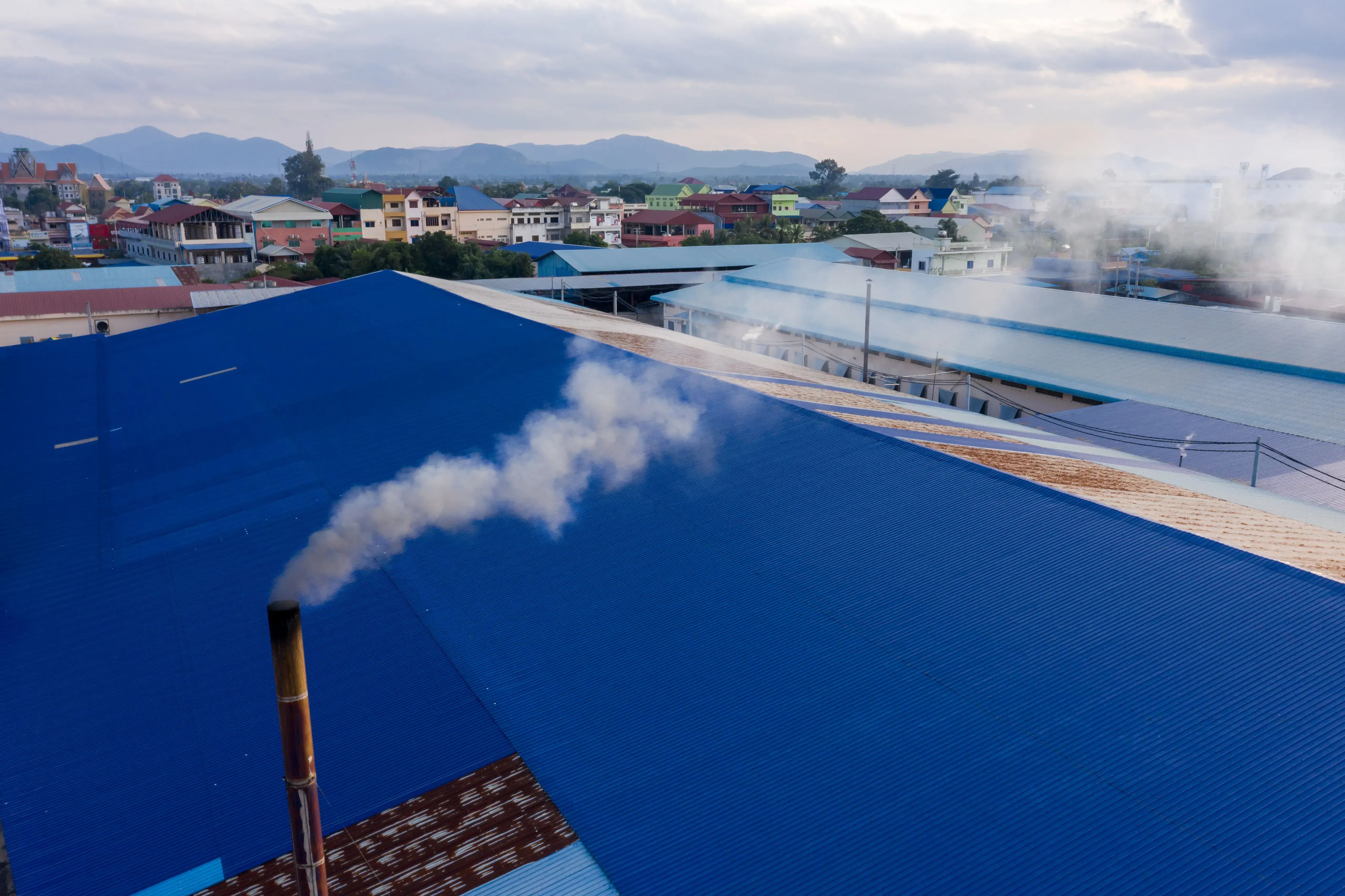 Smoke billows from an incinerator at the Sheng Huang Industries Co., Ltd garment factory in Kampong Speu province. Credit: Andy Ball/Mongabay.