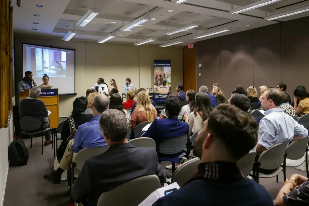 Reporting fellows and other audience members listen to M. Saad Ejaz and Juyoung Choi (Northwestern University in Qatar) present on Yemeni refugees who relocated to South Korea on Day One of Washington Weekend. Image by Meerabelle Jesuthasan. United States, 2019.
