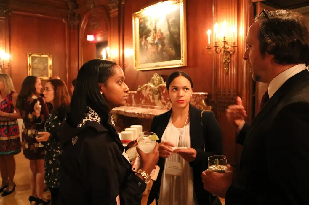 Student fellows Abigail Bekele and Argentina Maria-Vanderhost talk with Pulitzer Center grantee James Whitlow Delano. Image by Karena Phan. United States, 2018.