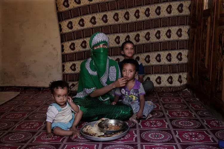 Sherine is shown with her children, Al-Mallah, Yemen. Image by Nariman El-Mofty. Yemen, 2018.
